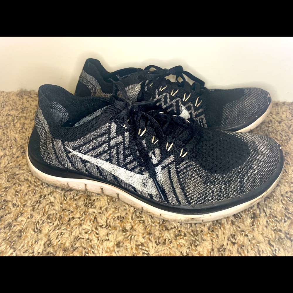 Size 8 black NIKE free 4.0 fly knit style